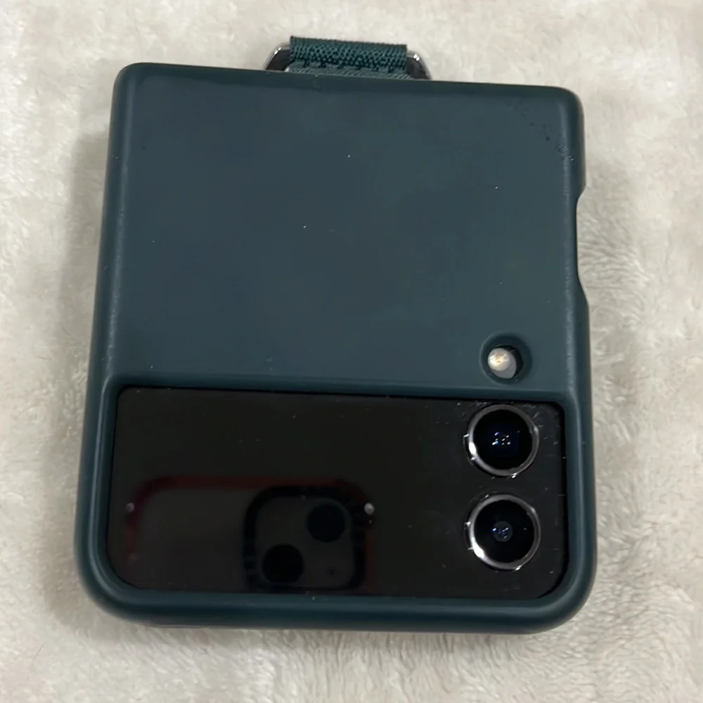 COPY - Sacrifice sale New Model Samsung Flip 4 w cover in hunter green